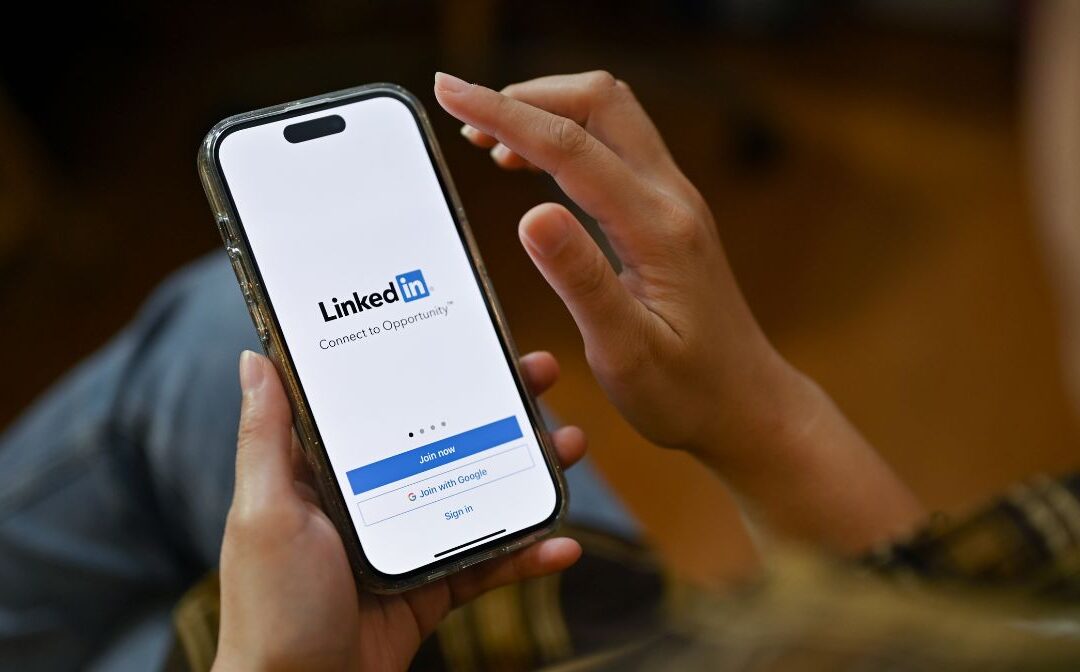 Reach Professionals with LinkedIn: Your Key to Successful Ads